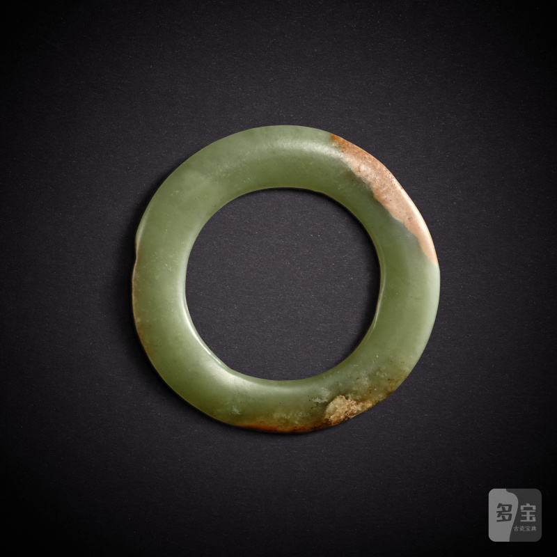 A celadon and russet jade ring, yuan, Neolithic period, Hongshan culture | 新石器時代 紅山文化 青玉瑗 - 图2